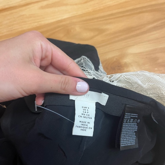 H&M lace skirt - Picture 3 of 3